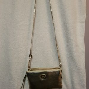 GOLD CROSS BODY PURSE! LIKE NEW 9X4 1/2 4 POCKETS GREAT FOR GOING OUT!